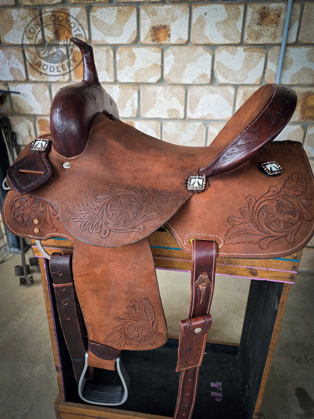 15” Roughout Leather Barrel Saddle - 7” FQHB | White Thunderbird