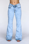 Load image into Gallery viewer, Light Wash Signature Trouser Denim
