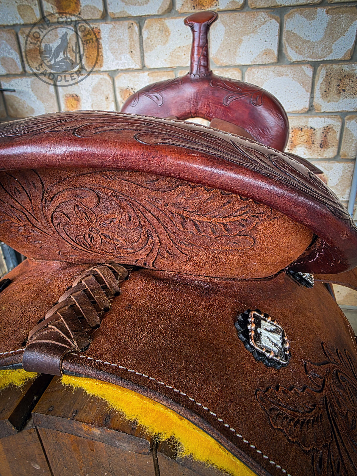 15” Roughout Leather Barrel Saddle - 7” FQHB | White Thunderbird