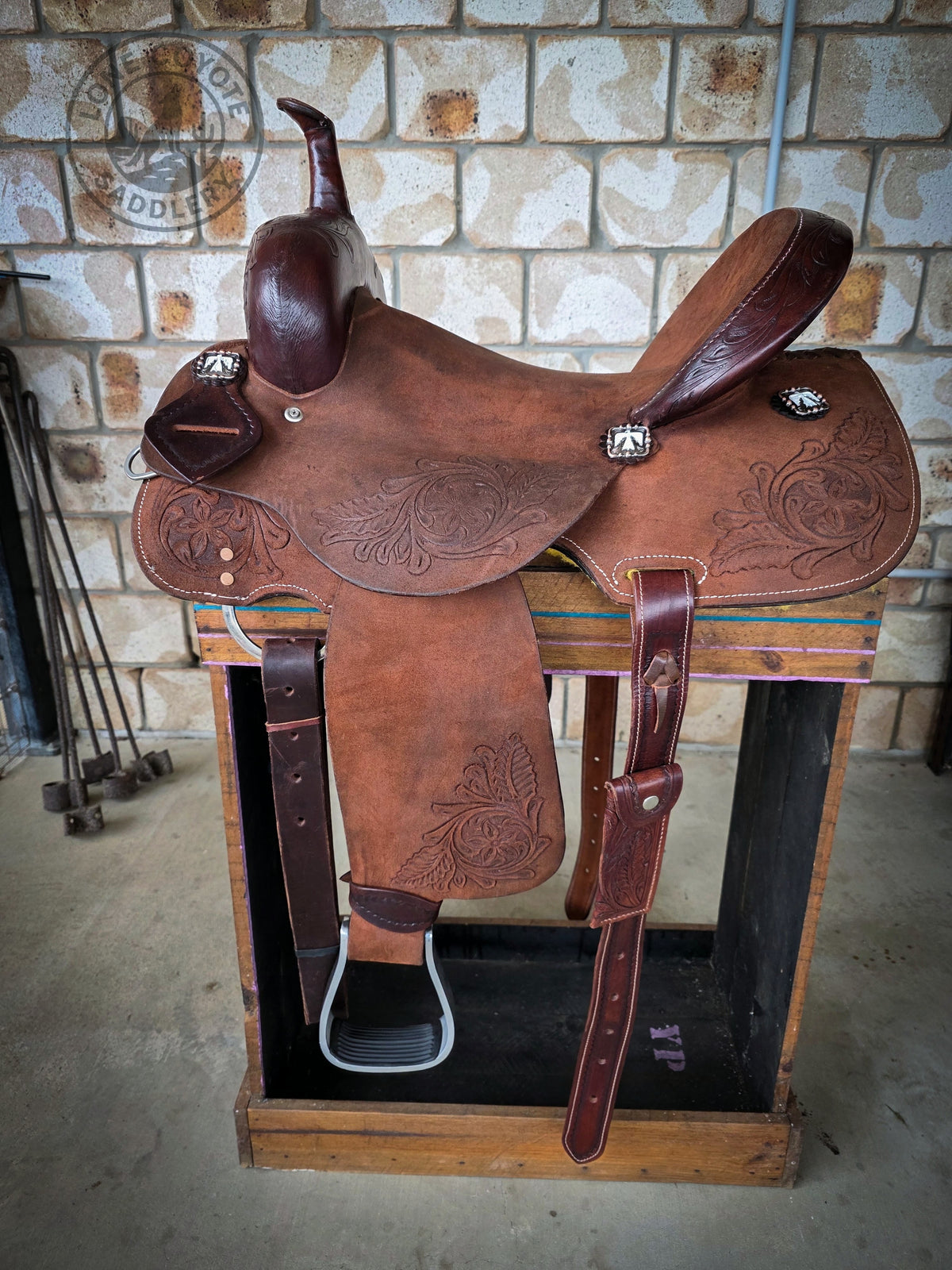 15” Roughout Leather Barrel Saddle - 7” FQHB | White Thunderbird